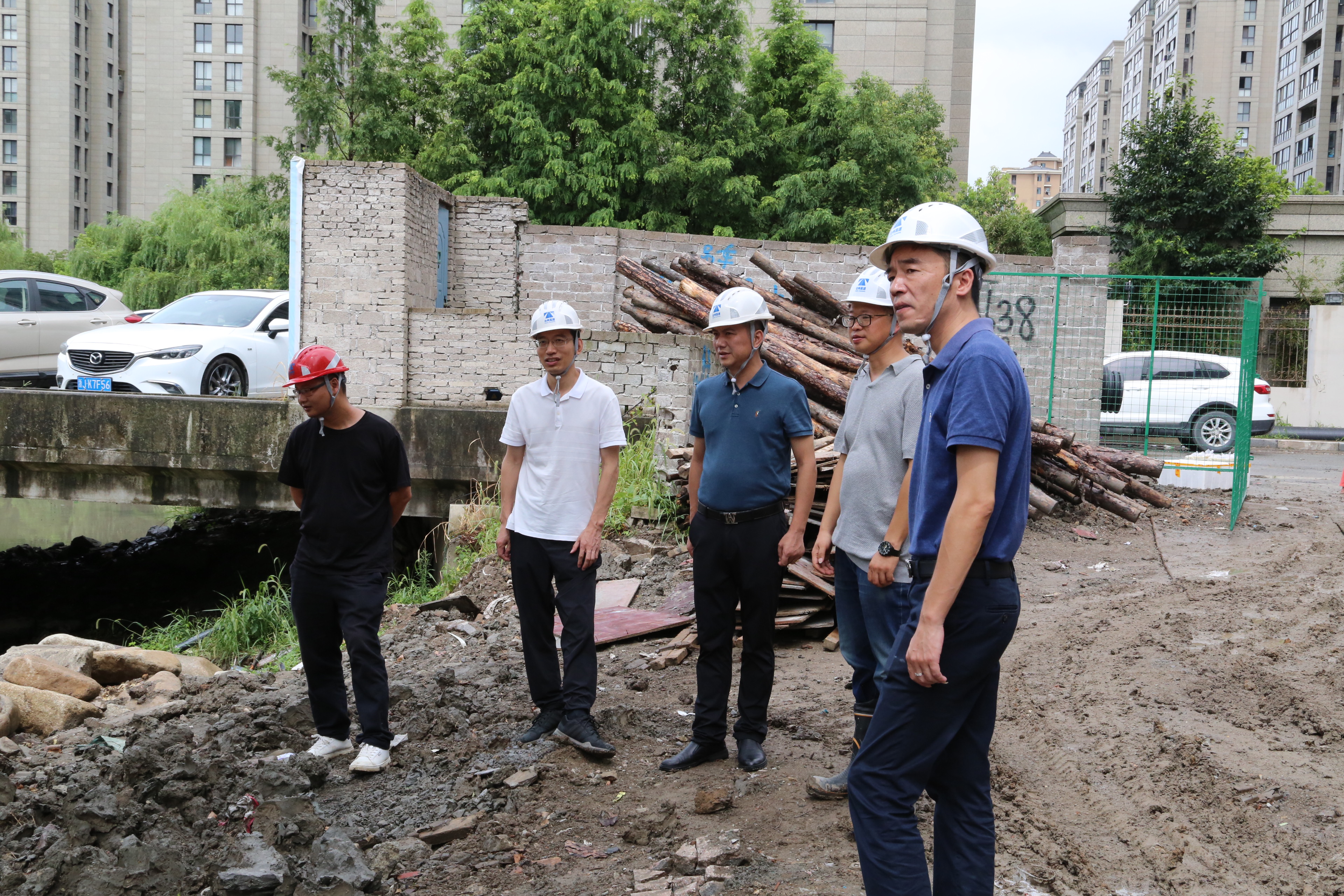 1627026548892653.jpg 圖為檢查組一行察看項(xiàng)目附近河道沿岸防護(hù)情況.jpg