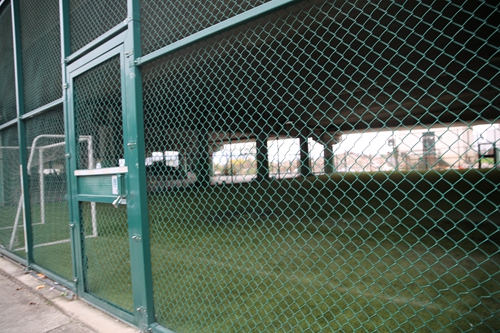 橋下空間改建的足球場(chǎng)_副本.jpg