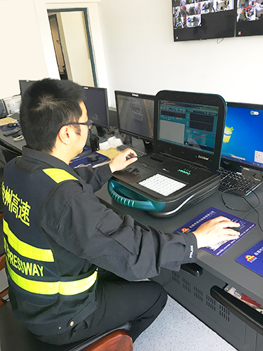 工作人員在安裝便攜機系統(tǒng).jpg