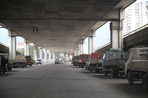 橋下空間改建的停車(chē)場(chǎng)_副本.jpg